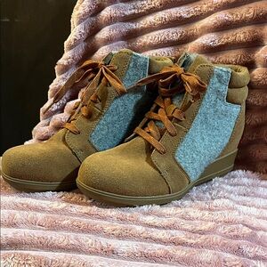 Sorel Brown and Gray Lace Up Boots